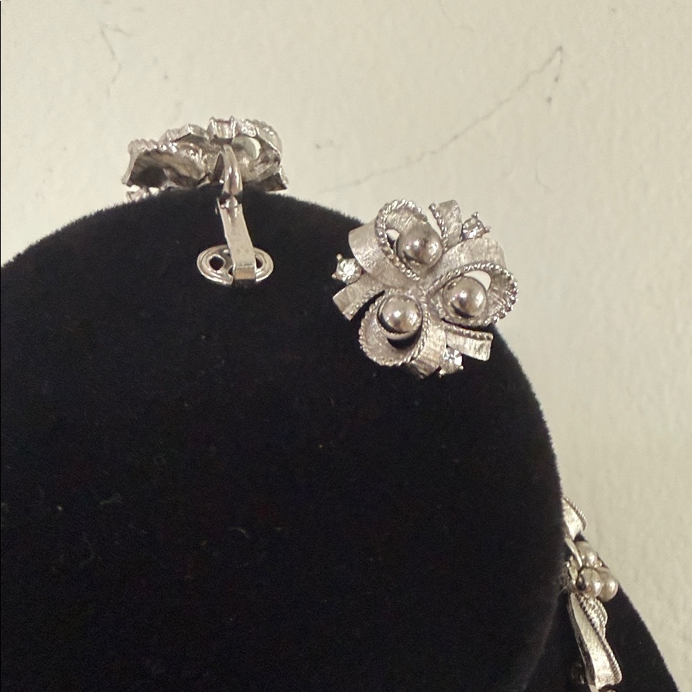 Vintage Silver Tone Silver Trifari Necklace and Clip Earrings - Picture 7 of 7